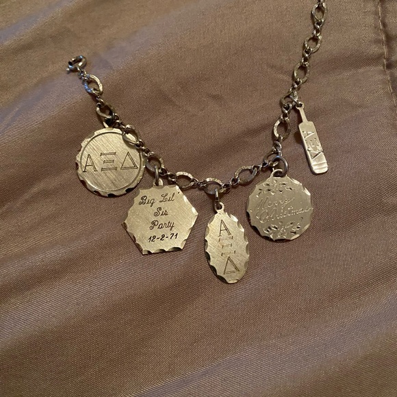 Sterling silver charm bracelet and extra charms - Picture 1 of 8
